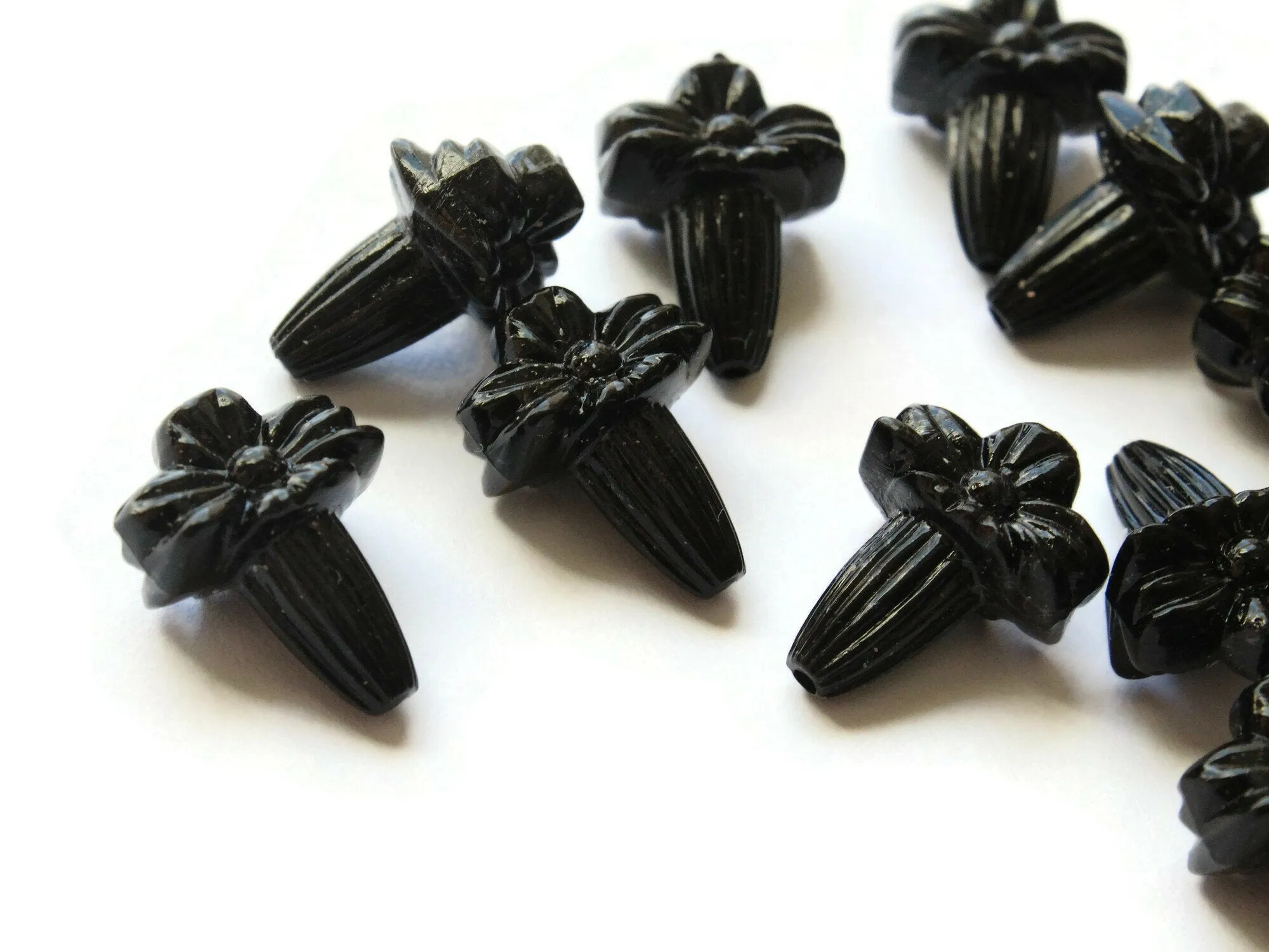 10 19mm Black Vintage Plastic Flower Bouquet Beads